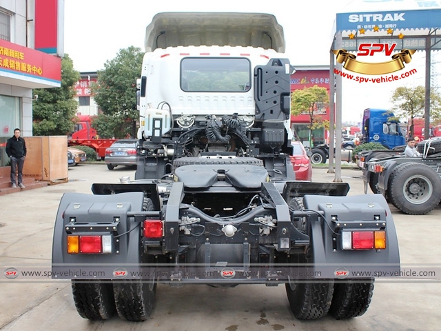 Back view of Tractor Head Truck ISUZU (350 HP)